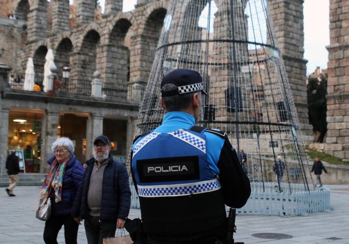 Un agente de la Policía Local de Segovia vigila el entorno de la plaza del Azoguejo.