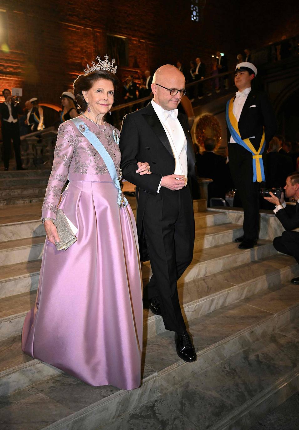 La reina Silvia de Suecia llega a la gala.