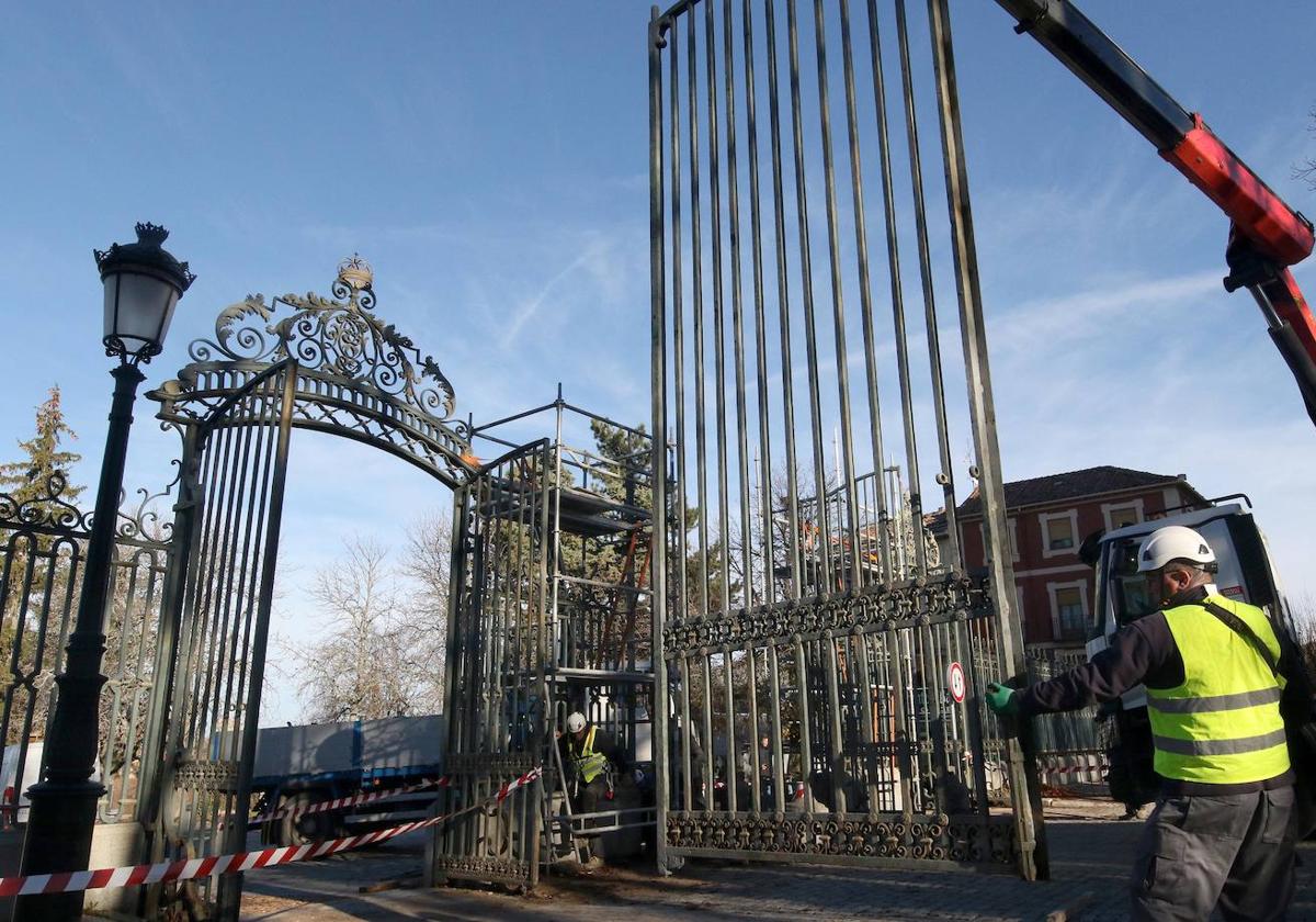 Labores de colocación de la puerta tras su restauración.