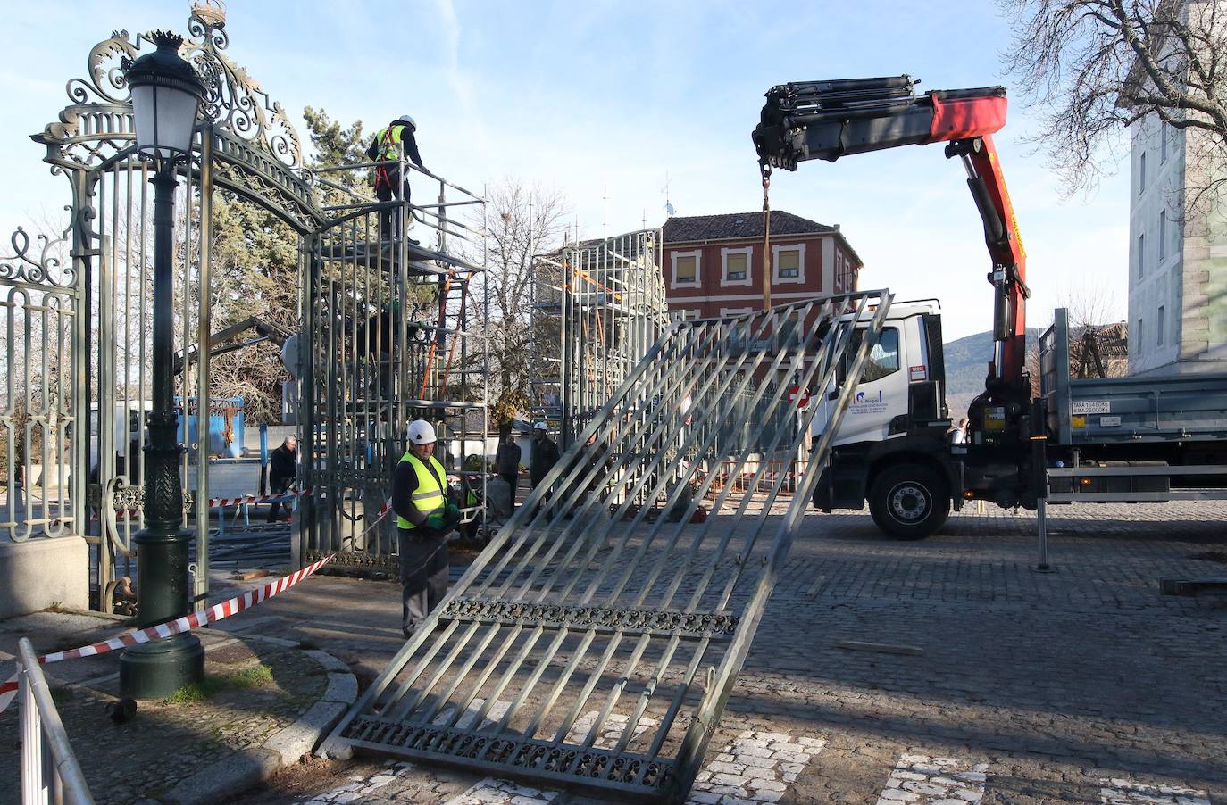 La colocación de la Puerta de Segovia en el Real Sitio, en imágenes