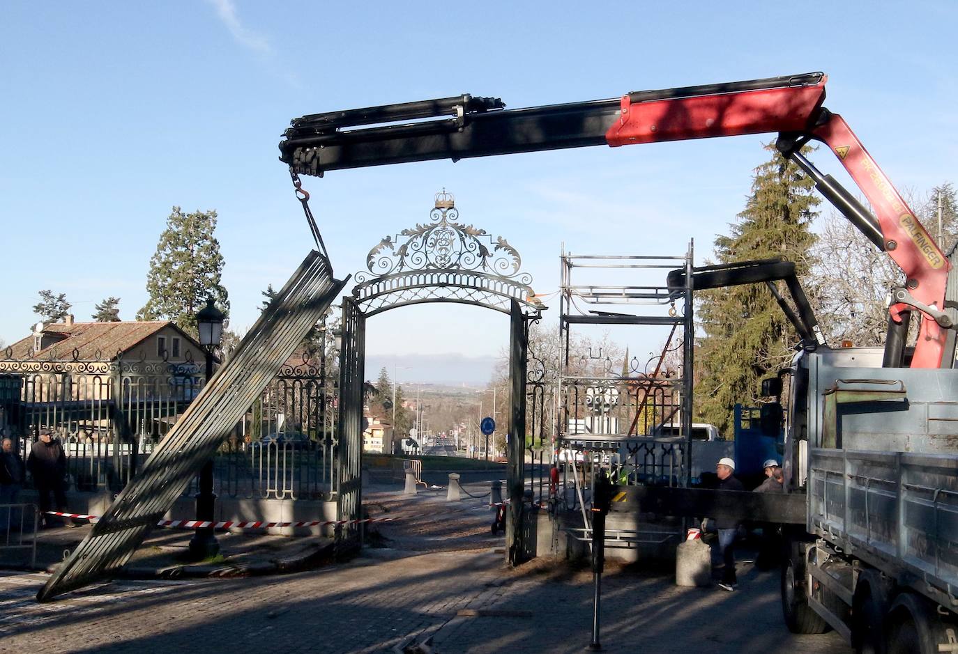 Labores de colocación de la puerta.