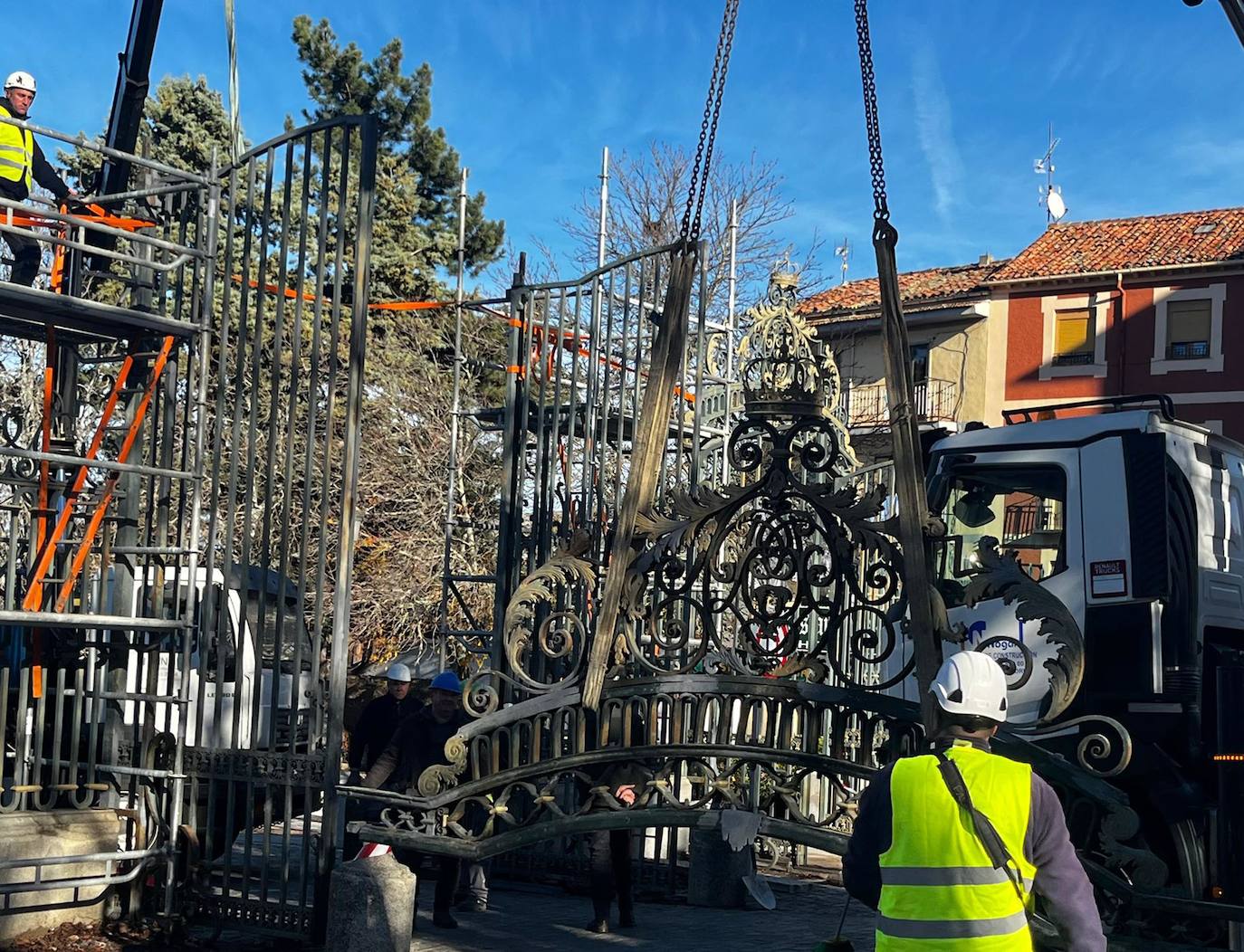 La colocación de la Puerta de Segovia en el Real Sitio, en imágenes