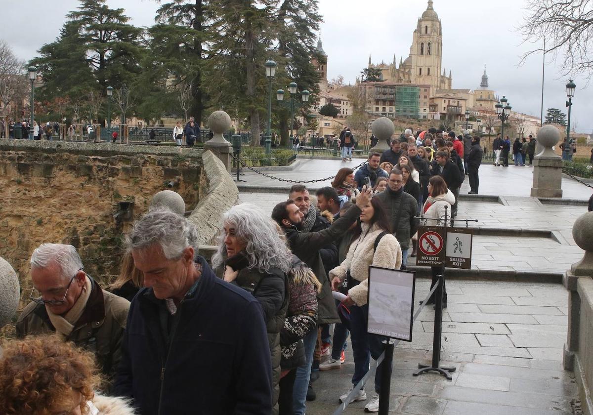 Cola de visitantes para acceder al Alcázar de Segovia durante el puente.