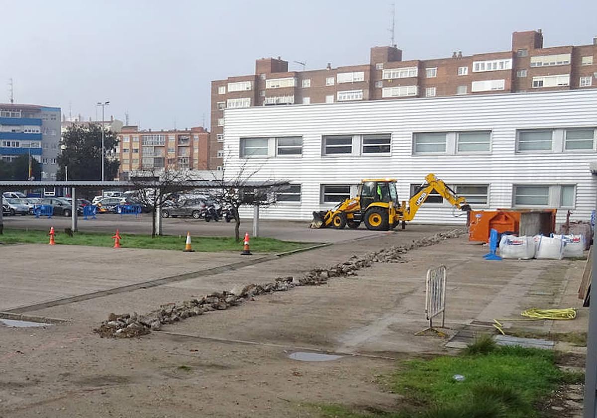 Parte trasera de la comisaría de Delicias, por la que accedió el hombre con la garrafa de gasolina.