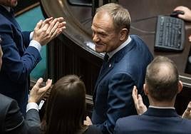 Donald Tusk recibe el aplauso de sus compañeros de partido en el Parlamento de Polonia.