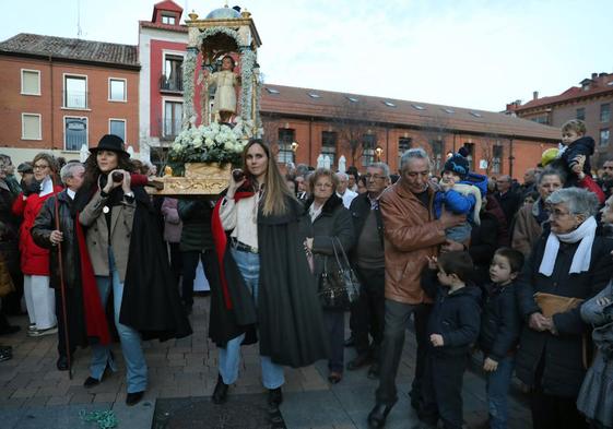 Jóvenes cofrades bailan el 'Ea' en el Bautizo del Niño del pasado 1 de enero.