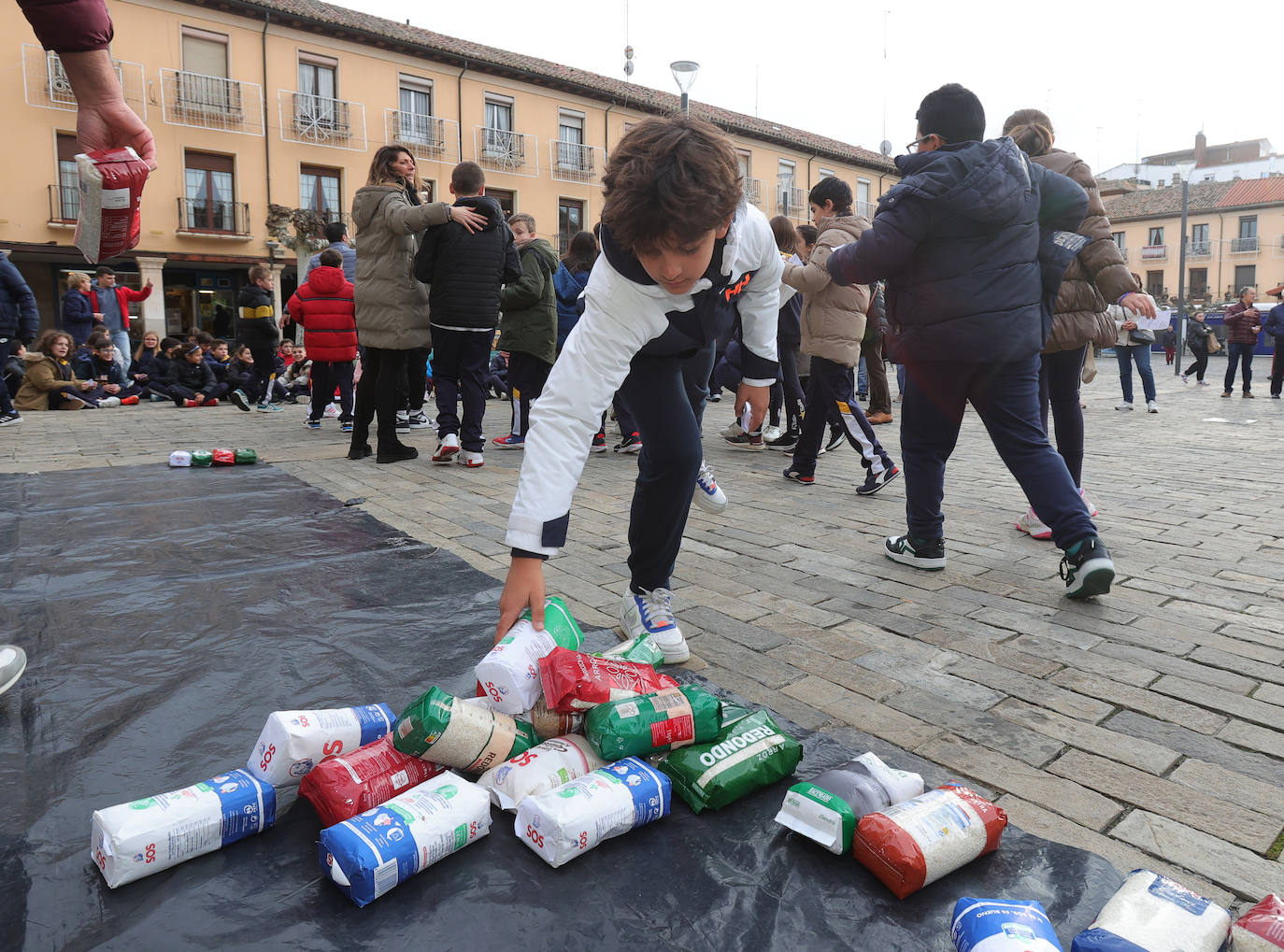 La Salle arranca su campaña de alimentos de Navidad en la Plaza Mayor