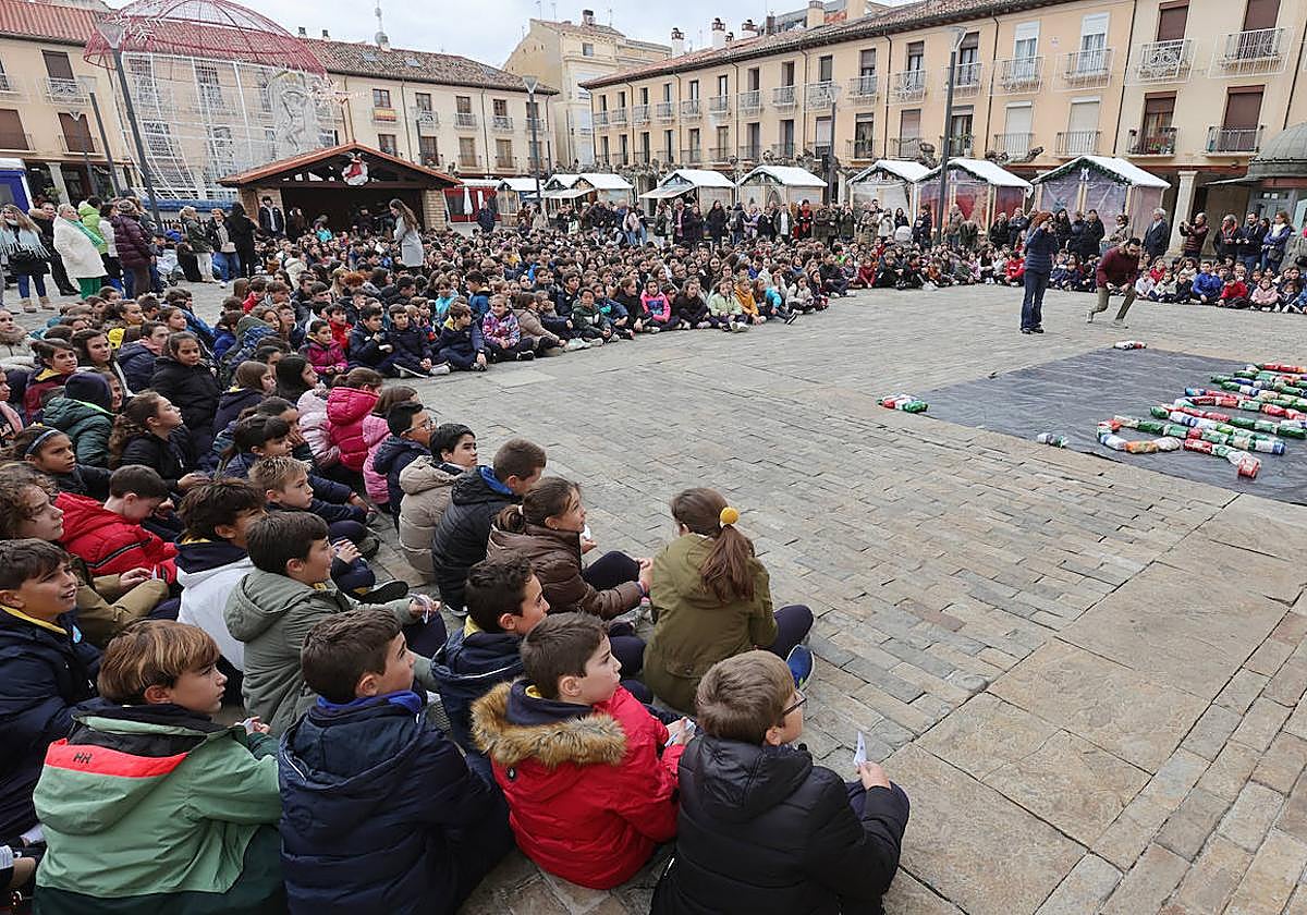 La Salle arranca su campaña de alimentos de Navidad en la Plaza Mayor