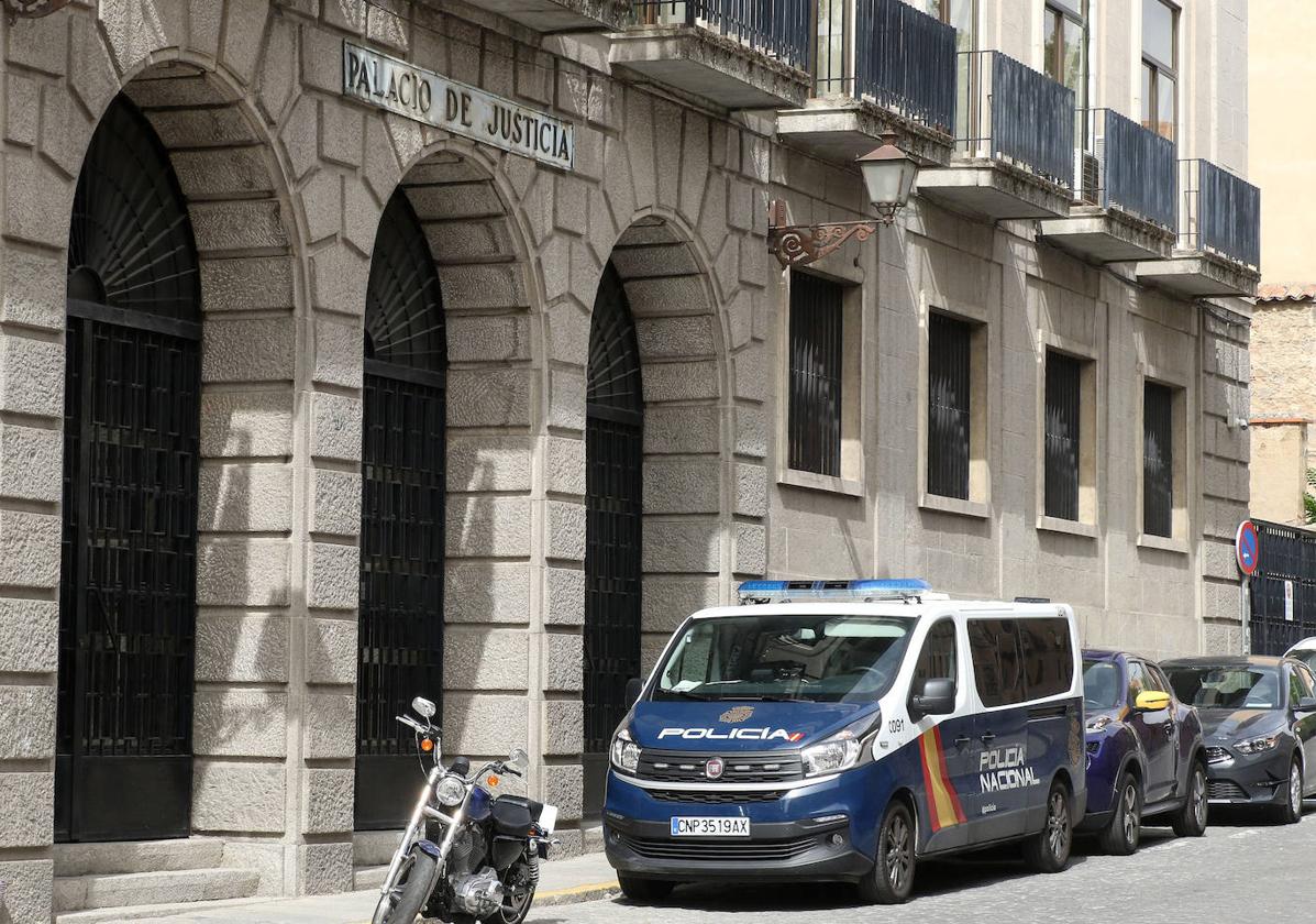 Entrada al vetusto edificio de la Audiencia Provincial de Segovia, en la calle San Agustín.