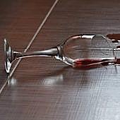 Le piden dos años de cárcel por romper una copa a otro hombre en una mejilla