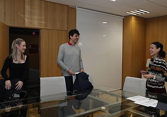 El coordinador regional de IU, Juan Gascón, este martes en la reunión con una representante del Procurador del Común, a la derecha.