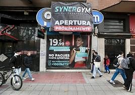 El cartel de la sala de fiestas, tapado con una lona del gimnasio que albergará el local próximamente.