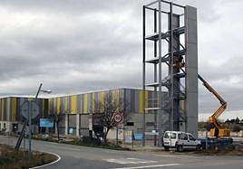 Una máquina trabaja en los remates del parque de bomberos de Quitapesares, en Palazuelos de Eresma.