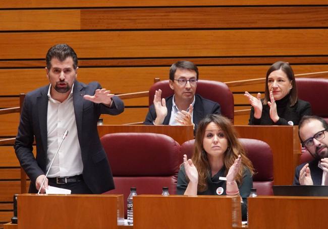 Luis Tudanca se dirige a Mañueco entre los aplausos de su bancada.