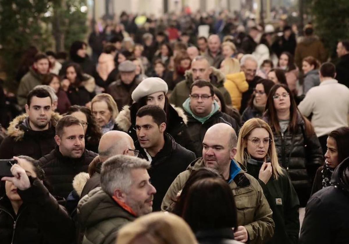 La calle Santiago, abarrotada esta Navidad.