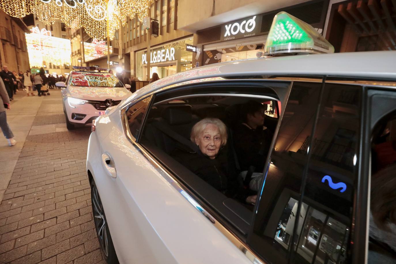 La cabalgata de taxis para los abuelos de Valladolid