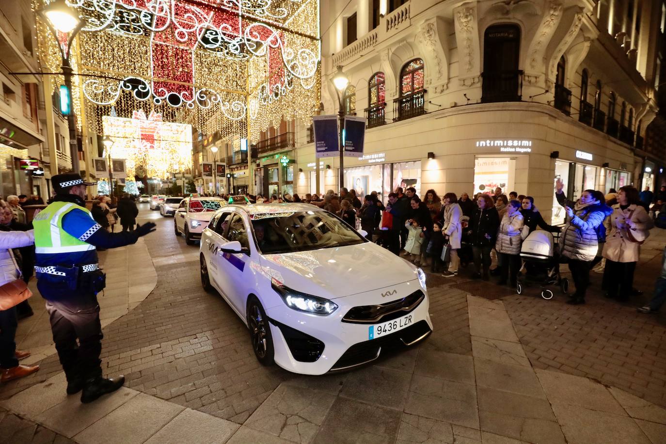 La cabalgata de taxis para los abuelos de Valladolid