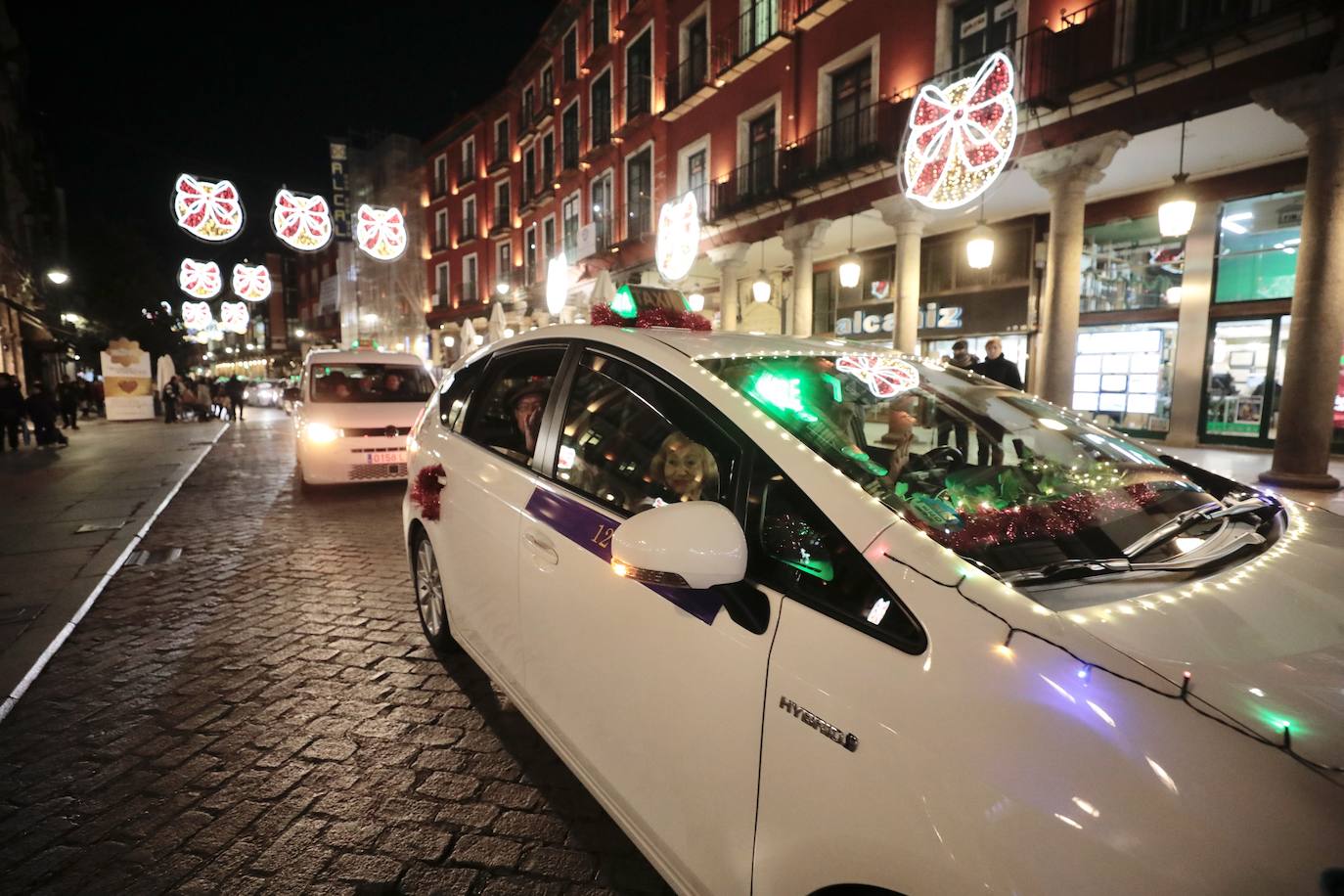 La cabalgata de taxis para los abuelos de Valladolid