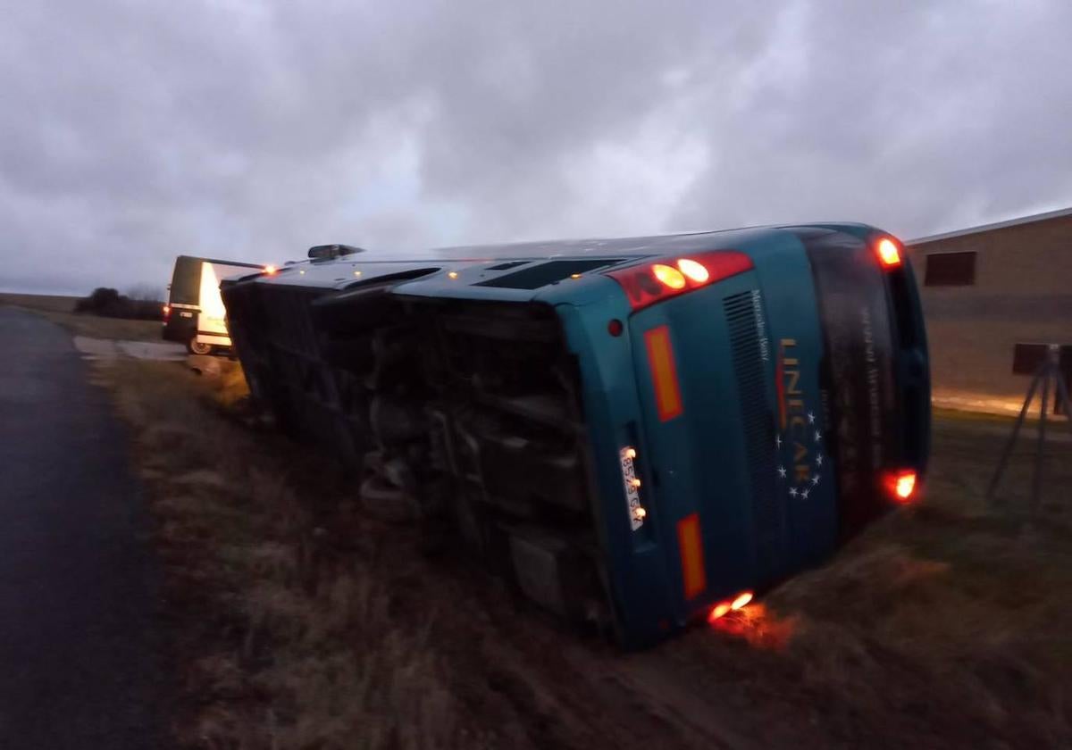 Autobús volcado en una cuneta a la salida de Marugán.