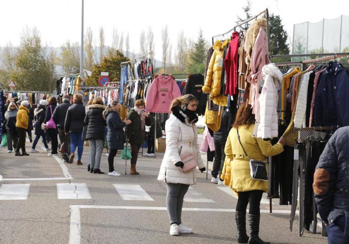 Puestos de venta en el mercadillo del Paseo de la Julia.