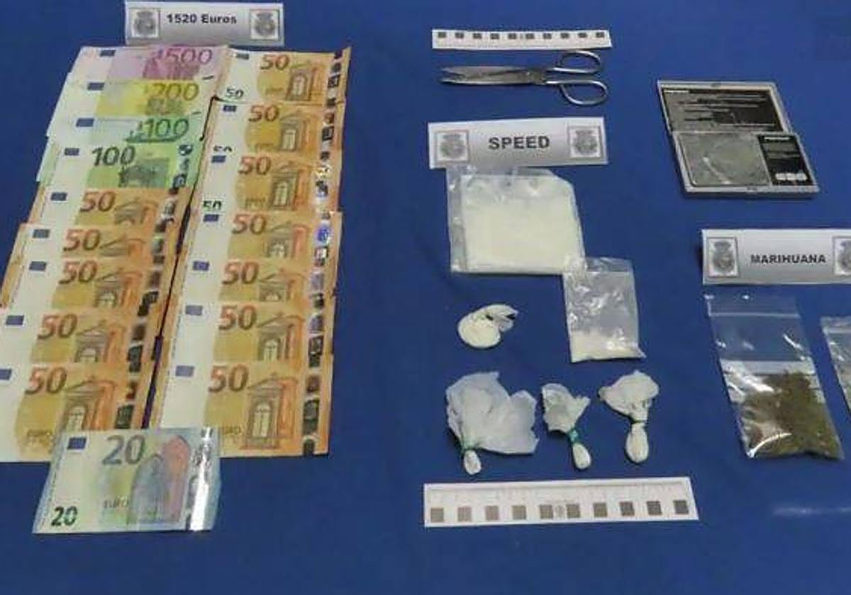 Droga y dinero incautado en el bar.