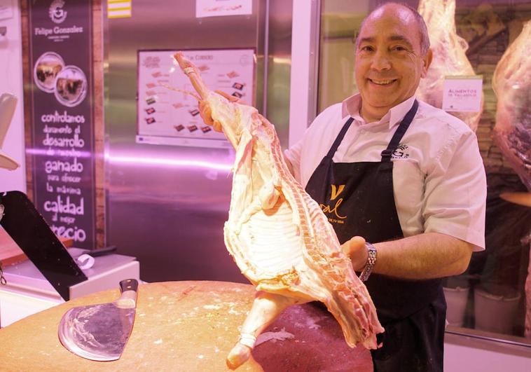 Felipe González, carnicero del Mercado del Val, muestra un lechazo de Castilla y León.