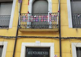 Decoración navideña que ha sido retirada del balcón del Ayuntamiento en Boadilla de Rioseco.