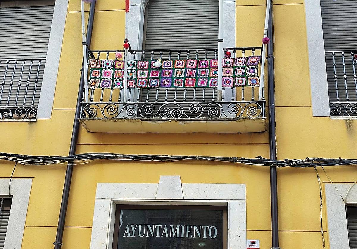 Decoración navideña que ha sido retirada del balcón del Ayuntamiento en Boadilla de Rioseco.