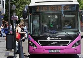 Usuarios del bus urbano de Palencia, en una imagen de archivo.