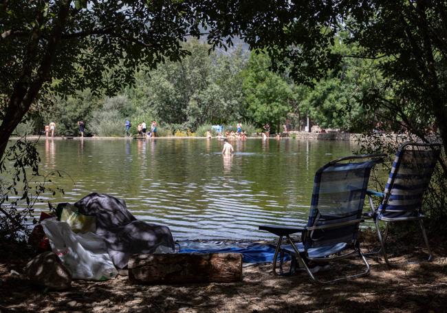 Bañistas en Las Presillas, piscinas naturales en el entorno de Rascafría.