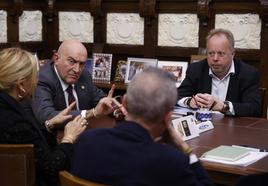 El alcalde, Jesús Julio Carnero (izquierda), y el presidente de InoBat, Andy Palmer, en la reunión mantenida este martes por la noche.