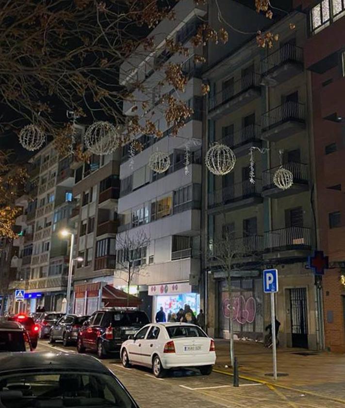 Imagen secundaria 2 - Decoración navideña en los barrios de San Lorenzo y La Albuera y en la calle José Zorrilla.