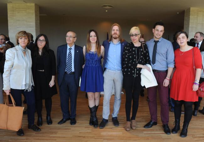 Carlos Sánchez-Reyes se fotografía en las Cortes con Pablo Fernández y seis procuradores de Podemos (faltan 3 en la imagen) tras la entrada de los morados en las Cortes en 2015.