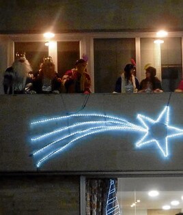 Reyes Magos y pajes, en el balcón de la Casa Consistorial.