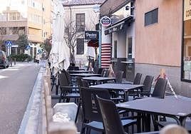 Una terraza, en una zona de aparcamiento en una imagen de archivo.