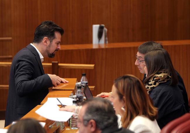 Luis Tudanca charla con el procurador Fernando Pablos en el hemiciclo.