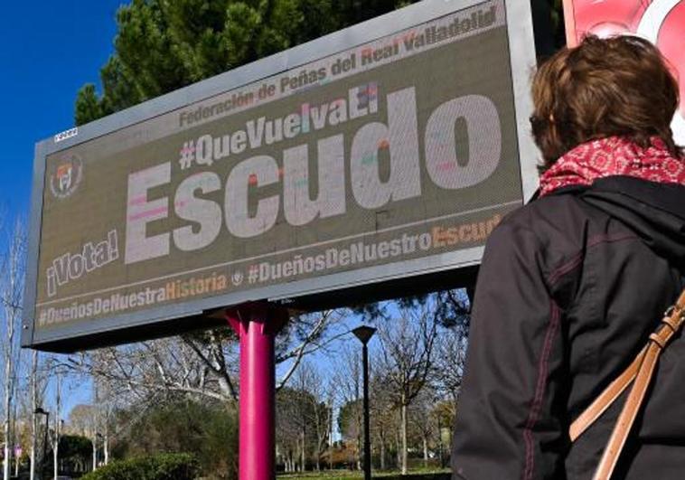 Una mujer observa el panel publicitario contratado por la Federación de Peñas del Real Valladolid junto a VallSur