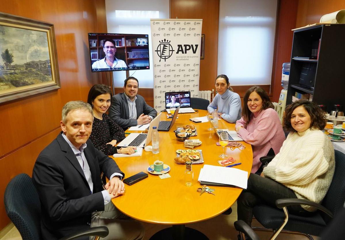 El jurado del premio Miguel Delibes, durante su deliberación.