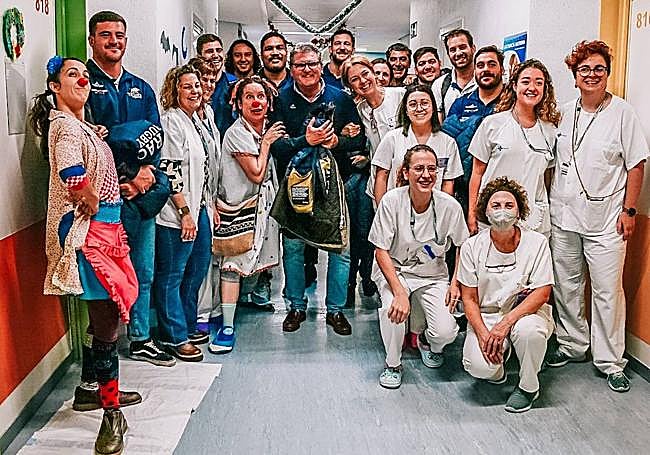 Jugadores y directivos del VRAC, con sanitarios.