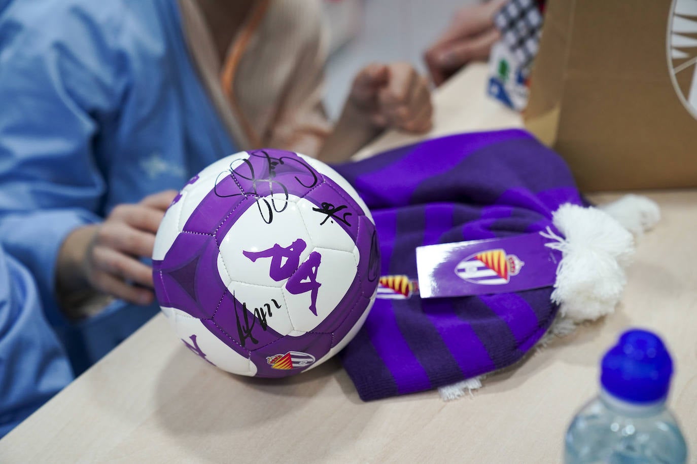 La visita de los deportistas a los hospitales de Valladolid, en imágenes