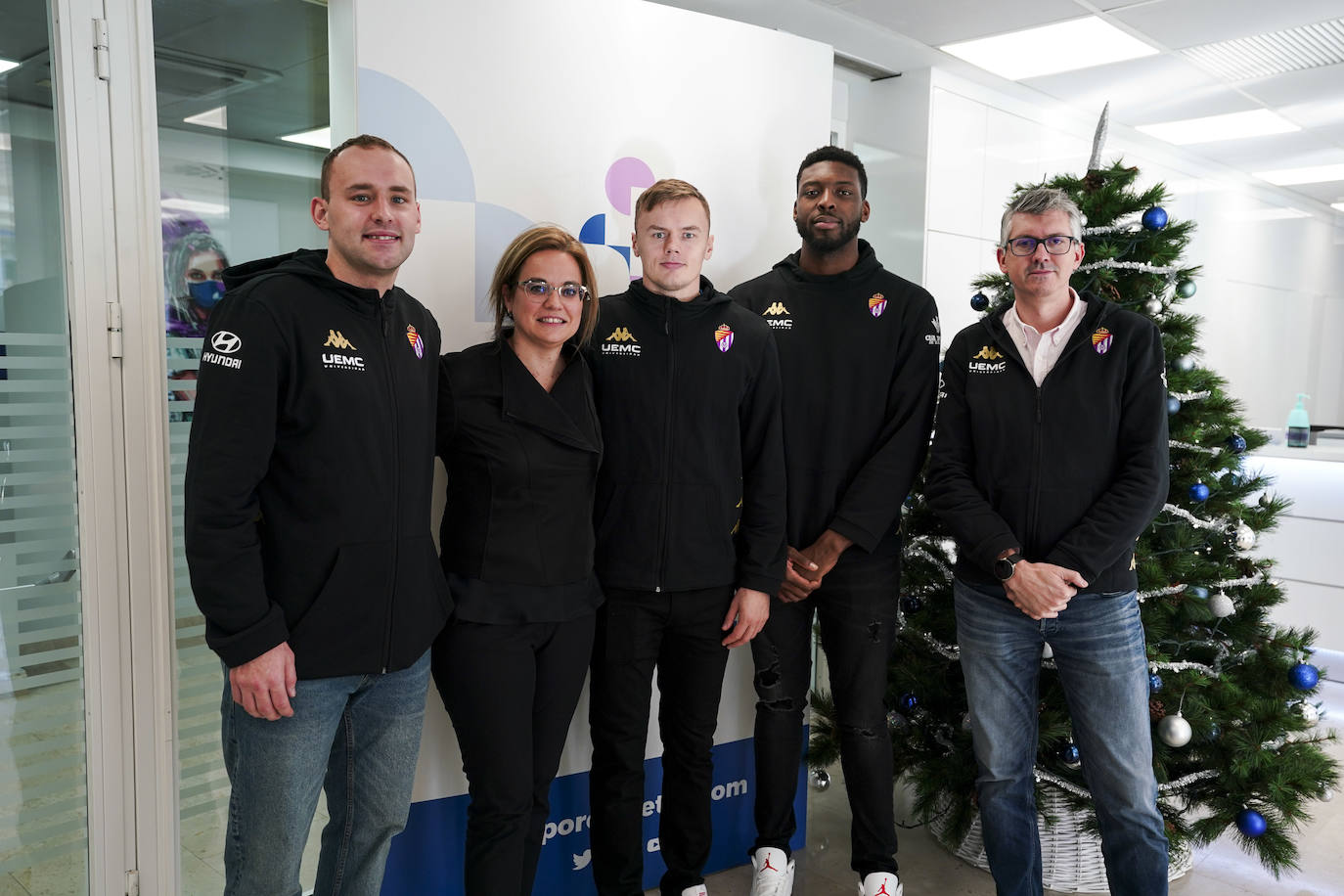 La visita de los deportistas a los hospitales de Valladolid, en imágenes