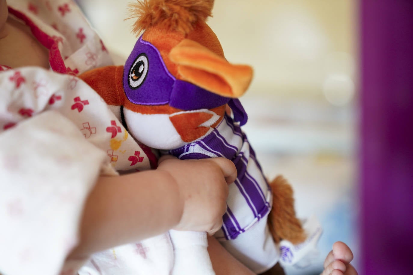 La visita de los deportistas a los hospitales de Valladolid, en imágenes