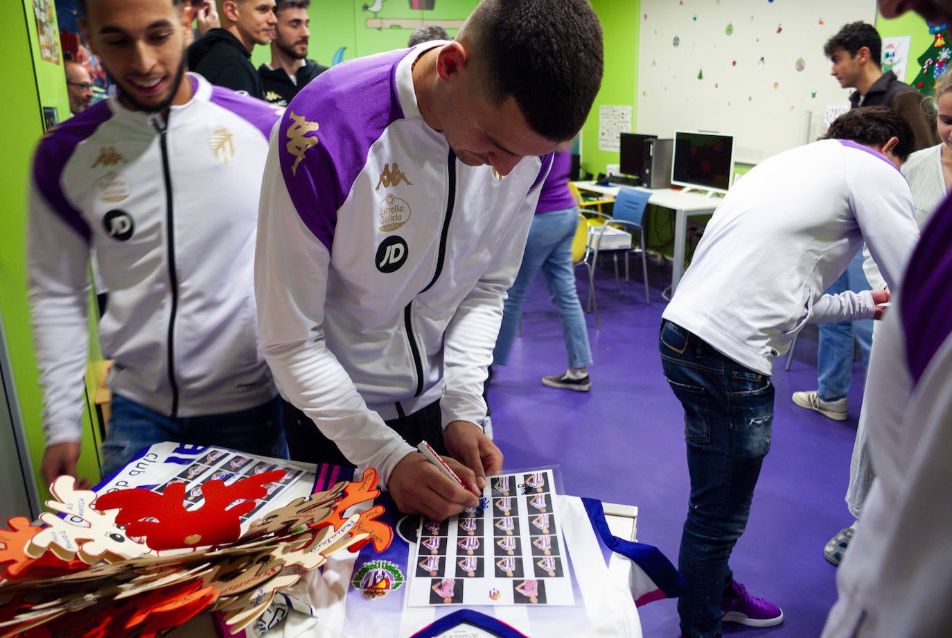 La visita de los deportistas a los hospitales de Valladolid, en imágenes
