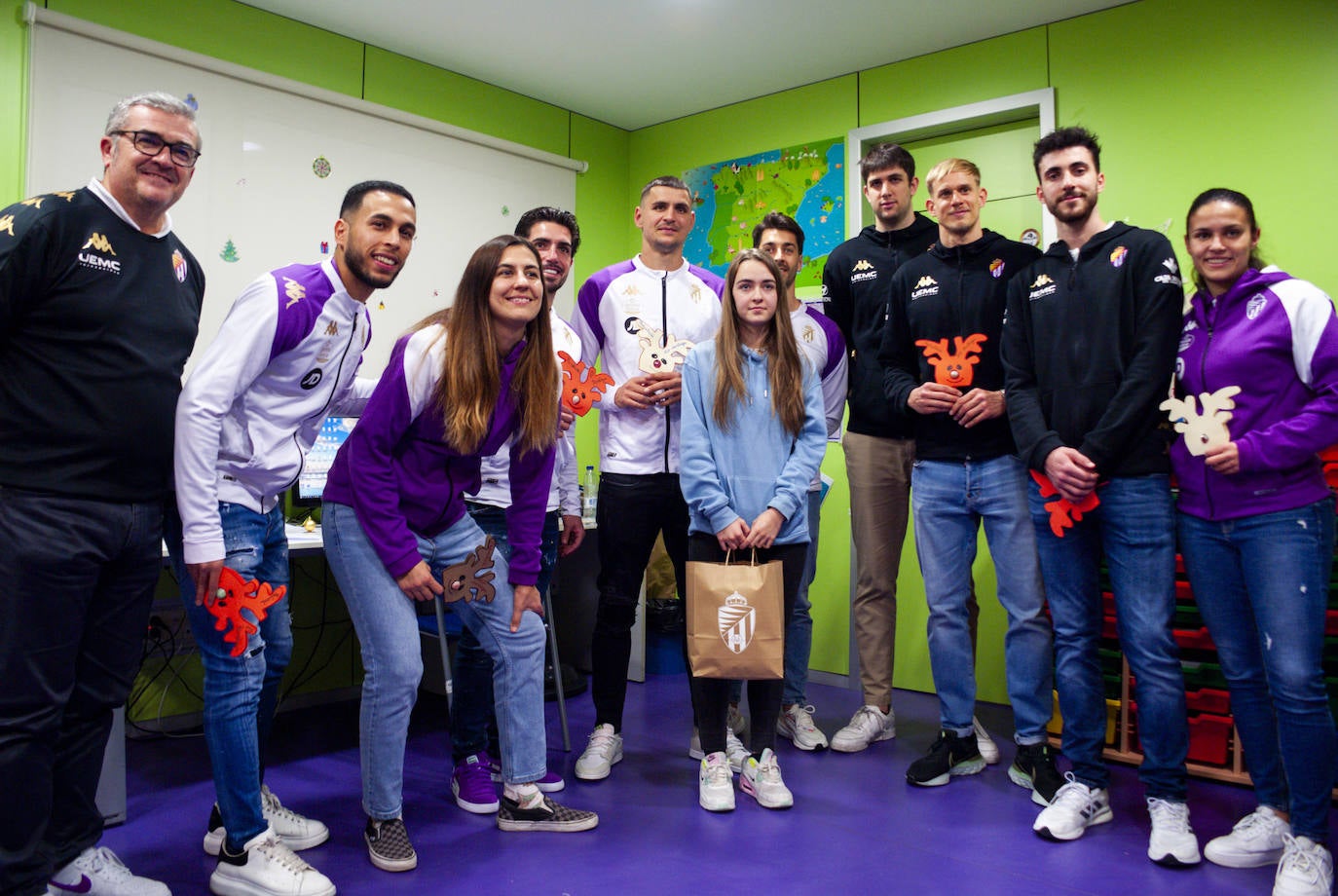 La visita de los deportistas a los hospitales de Valladolid, en imágenes