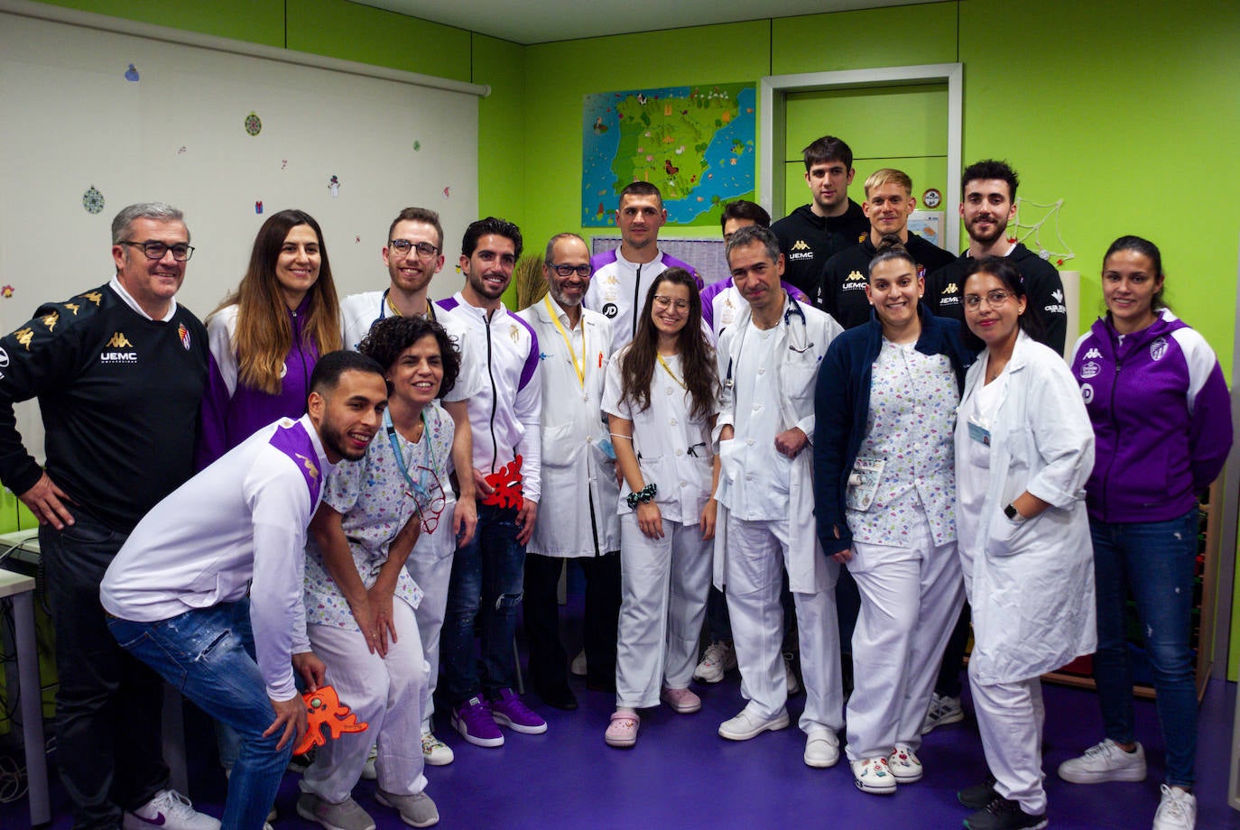 La visita de los deportistas a los hospitales de Valladolid, en imágenes