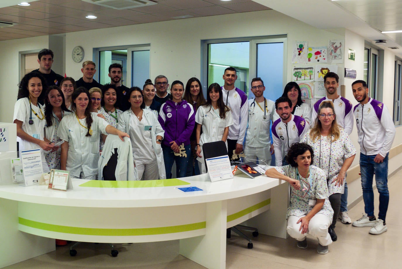 La visita de los deportistas a los hospitales de Valladolid, en imágenes