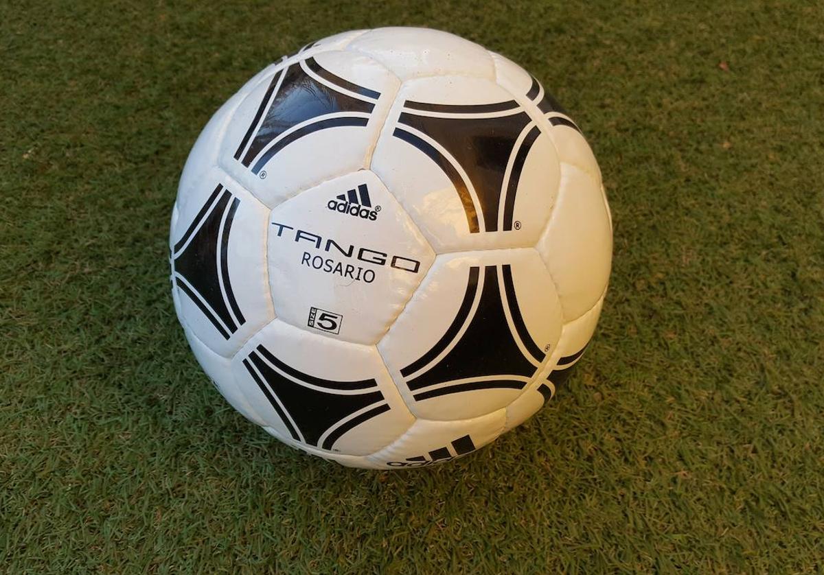 Un balón modelo Tango de la marca Adidas.