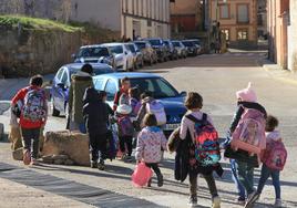 Un grupo de escolares en el trayecto al colegio, este jueves, en Bernuy de Porreros, donde ha crecido el asentamiento de familias jóvenes.