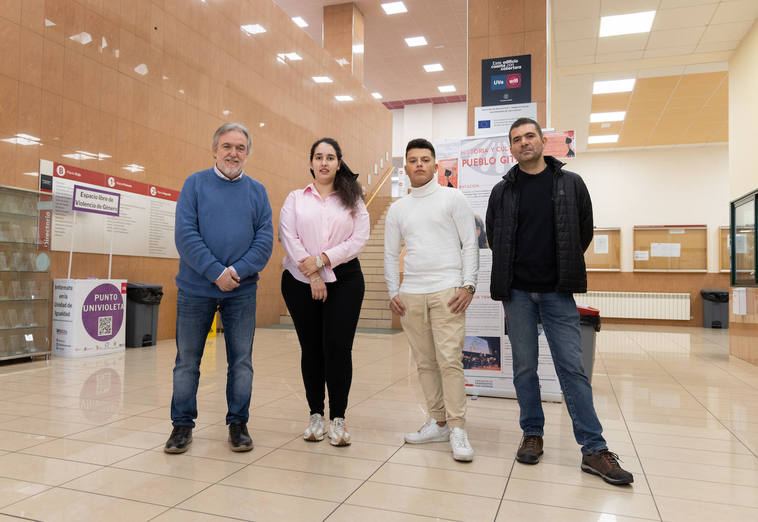 Jesús Aparicio, profesor de Educación Intercultural de la UVa, los estudiantes Mª Victoria Salazar y Richard Cerreduela y Alberto González, Orientador de la Fundación Secretariado Gitano en la exposición sobre la historia y cultura del pueblo gitano en la UVa