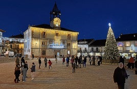 La Plaza y la Casa Consistorial, con la llamativa iluminación navideña.